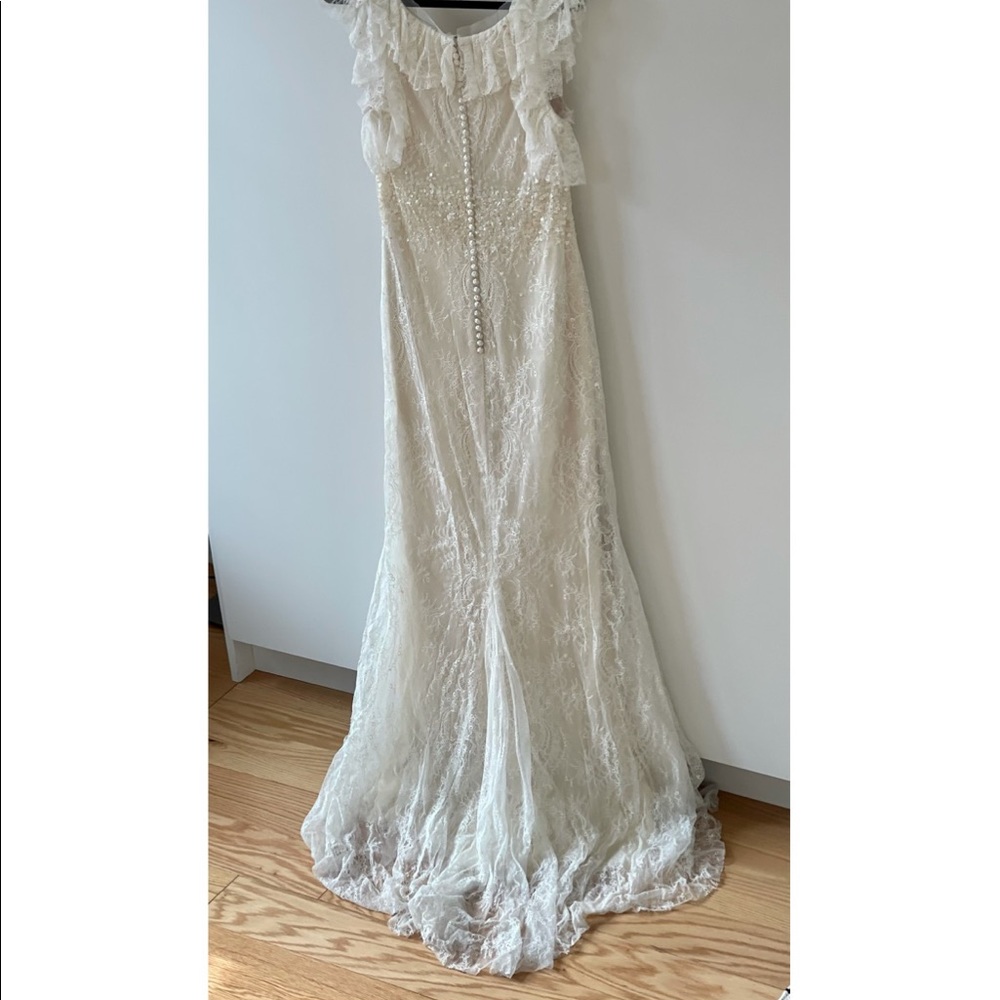 Vera Wang Ivory Embroidered Lace Wedding Gown;US 8 - Picture 7 of 11